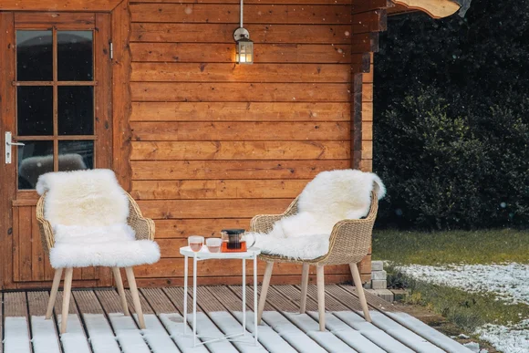 Winterliche Veranda mit Stühlen und Tisch